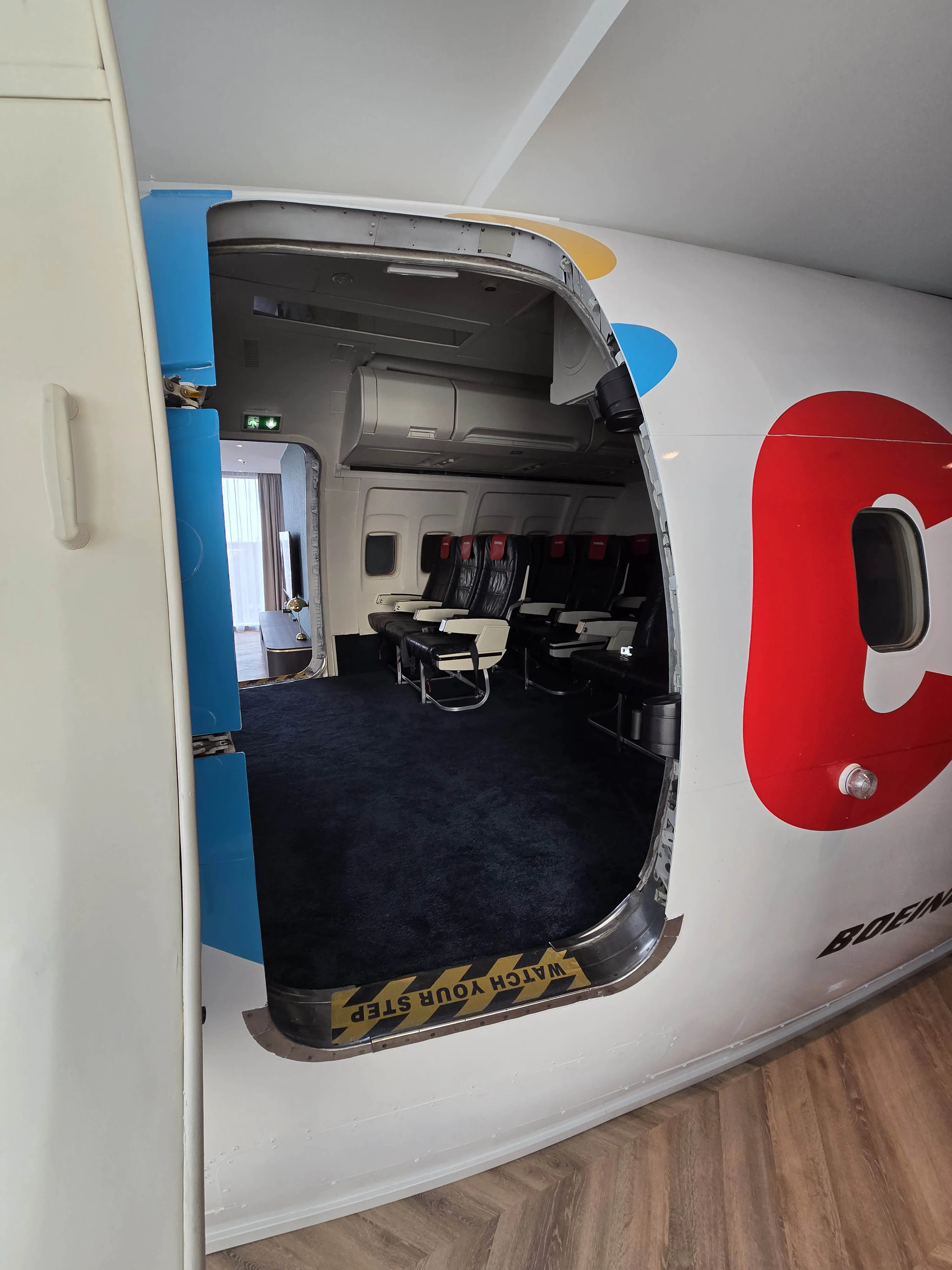 737 Suite interior